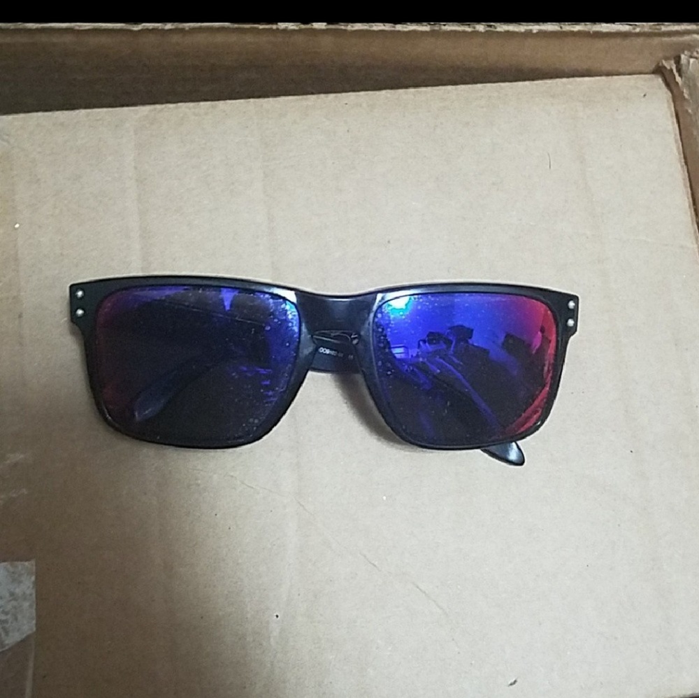 Oakley Holebrook